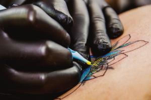 tattoo-artist-556036_1920_s_0.jpg